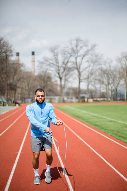 człowiek skakanka na torze wyścigowym - athlete sport starting line muscular build zdjęcia i obrazy z banku zdjęć