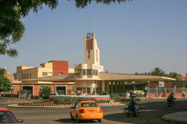 el fiat tagliero building, un emblemático edificio de estilo art déco, se encuentra en asmara, la ciudad capital de eritrea. - rome cafe art italy fotografías e imágenes de stock