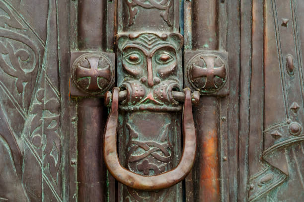 istock Vintage door handle with lion head. Closeup 1142883118