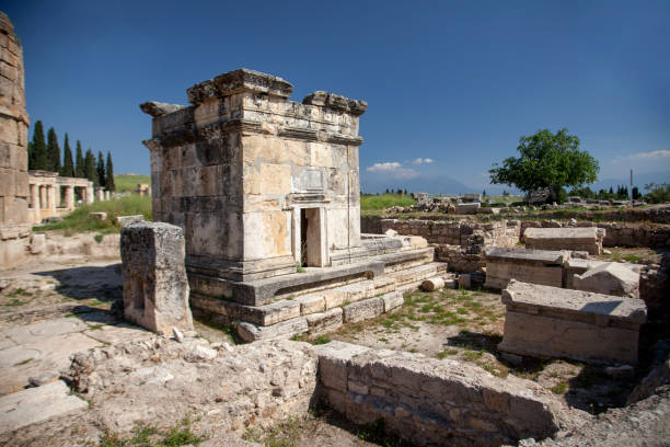 руины древнего города иераполис в турции. - unesco world heritage site antalya famous place pamukkale стоковые фото и изображения