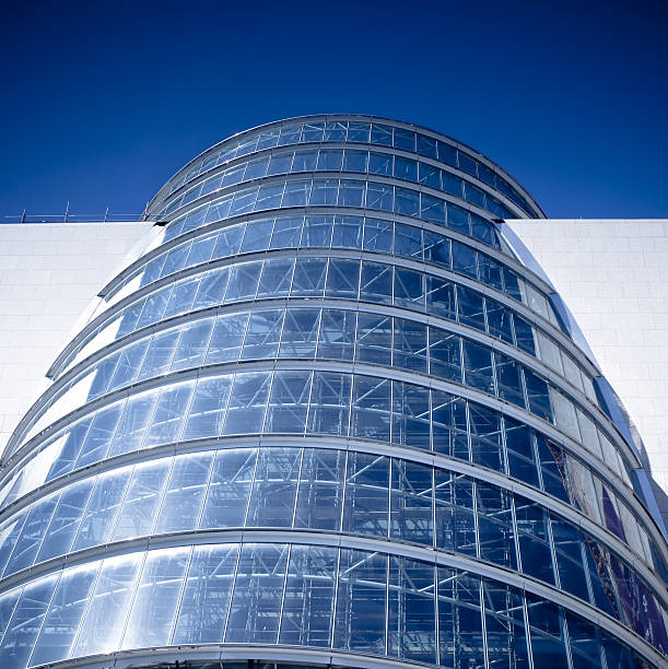 fachada do edifício de vidro moderno em dublin - walking point of view imagens e fotografias de stock