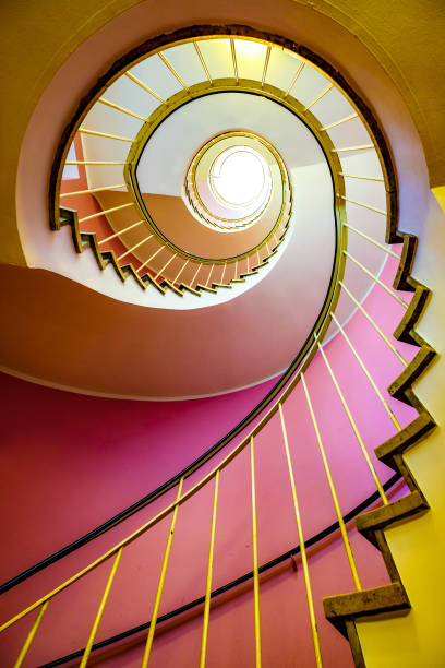 escalier en colimaçon - residential structure house luxury brownstone photos et images de collection