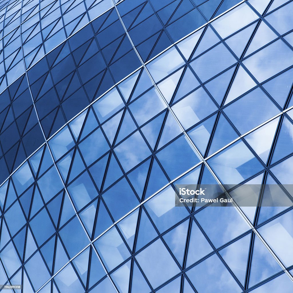 Parte del moderno edificio de vidrio, patrón de malla de pared - Foto de stock de Cristal azul libre de derechos