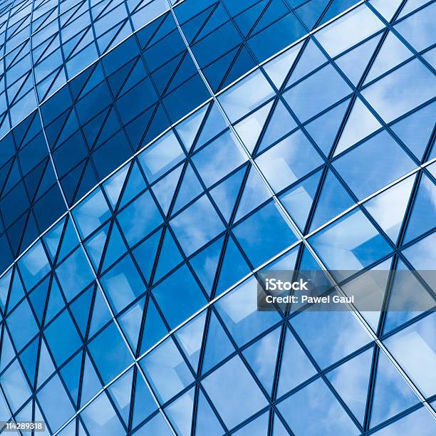Parte Del Moderno Edificio De Vidrio Patrón De Malla De Pared Foto de stock y más banco de imágenes de Cristal azul