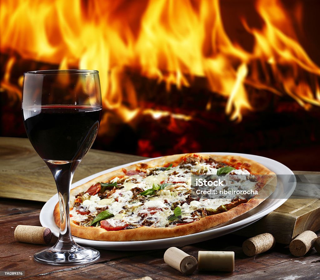 Pizza con forno a legna - Foto stock royalty-free di Bicchiere da vino