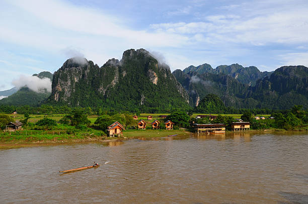 vista de vang vieng - luang phabang laos thailand mekong river imagens e fotografias de stock