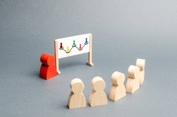 Employees stand in a row at the briefing. Business collection, information on whiteboard. Report and strategy development, building an action algorithm. Roadmap to complete the task. Selective focus los empleados están en una fila en la reunión informativa. colección de negocios, información sobre pizarra. desarrollo de informes y estrategias, creación de un algoritmo de acción. hoja de ruta para completar la tarea. el enfoque selectivo
