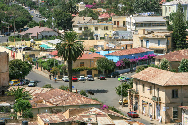 blick auf asmara, die hauptstadt eritreas, vom glockenturm der kirche unserer lieben frau vom rosenkranz oder der kathedrale. - church bell tower temple catholicism stock-fotos und bilder