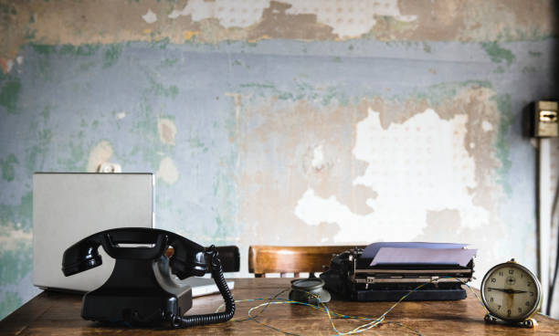 retro office desk - writing typewriter 1950s style retro revival imagens e fotografias de stock