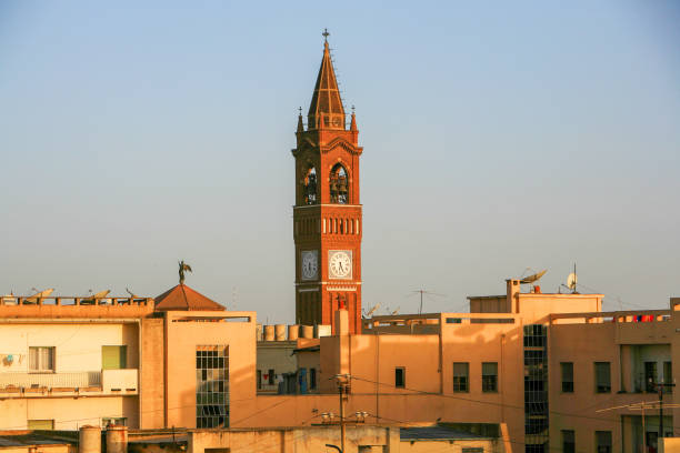 torre de bell da igreja de nossa senhora do rosário, a catedral de asmara, a cidade capital de eritrea. - our lady of africa - fotografias e filmes do acervo