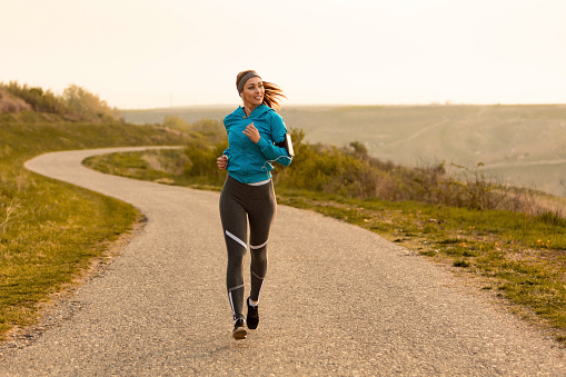 Mujer atlética motivado a partir de su día con la mañana correr en la naturaleza. photo