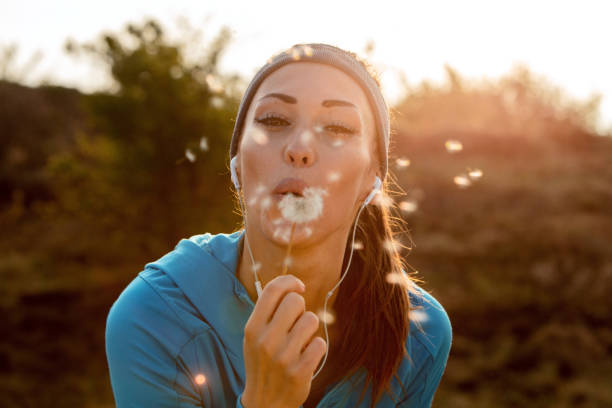 행복 한 스포츠 우먼 민들레를 불고 자연에서 재미. - women dandelion freedom nature 뉴스 사진 이미지