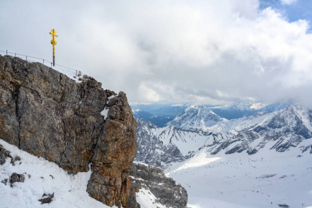 cumbre de la cruz en el zugspitze, montaña más alta de alemania en los alpes bávaros cubiertos de nieve cerca de garmisch patenkirchen, espacio de copia - zugspitze mountain snow cross shape cross fotografías e imágenes de stock