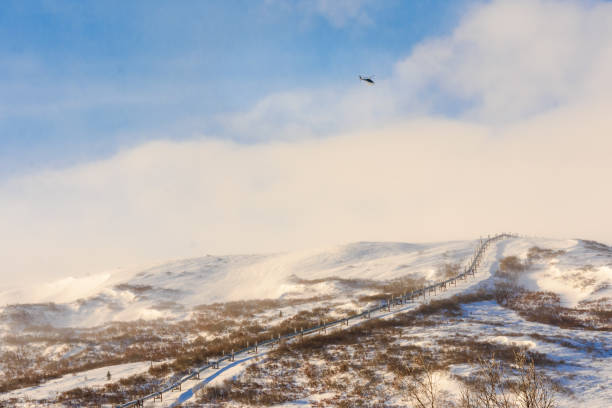 kuvapankkikuvat ja rojaltivapaat kuvat aiheesta talvikiipeilyputki helikopterilla taustalla - deadhorse alaska