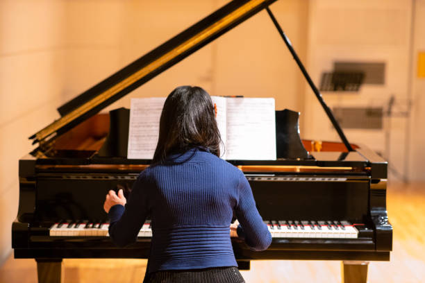 kobieta gra na fortepianie w sali koncertowej - pianist grand piano piano playing zdjęcia i obrazy z banku zdjęć