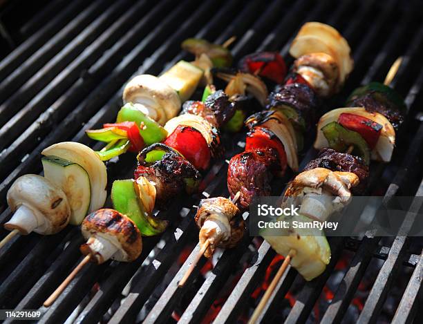 Kebab Sul Barbecue - Fotografie stock e altre immagini di Alimentazione sana - Alimentazione sana, Alla griglia, Ambientazione esterna