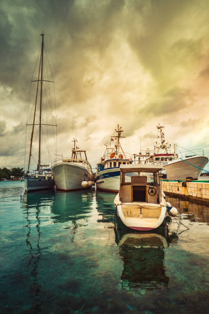 barcos amarrados en el pequeño puerto deportivo - moored fotografías e imágenes de stock