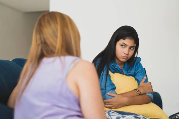 mère donnant de bons conseils à sa fille - blond hair photos et images de collection