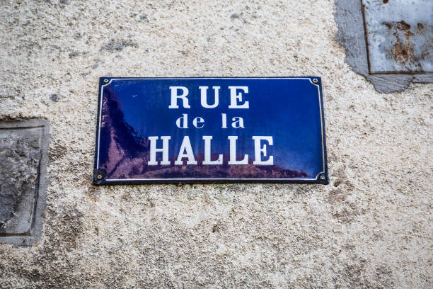 старый уличный знак в ноджент-сюр-сен - nogent sur seine стоковые фото и изображения