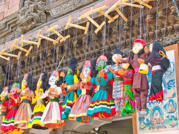 buddhistische tempel und typische straßenarchitektur im touristenviertel thamel in kathmandu - bodnath stupa stock-fotos und bilder