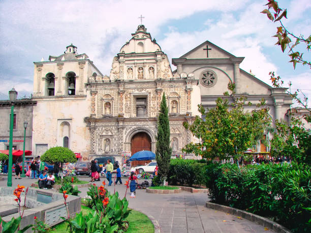 quetzaltenango central plaza and streets in historic city center - guatemala antigua central america color image imagens e fotografias de stock