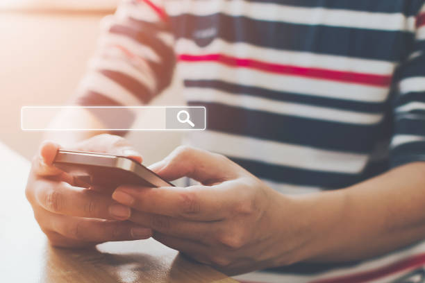 l’homme utilise des smartphones pour trouver ce qui les intéresse. recherche de données d’information sur le concept de réseautage internet - they photos et images de collection