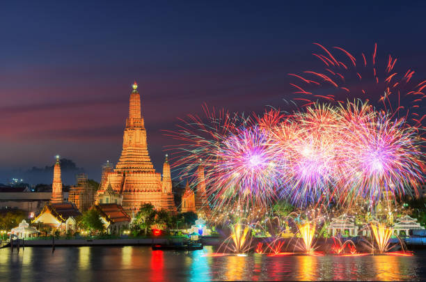 istock Temple of dawn (wat arun) 1142959404