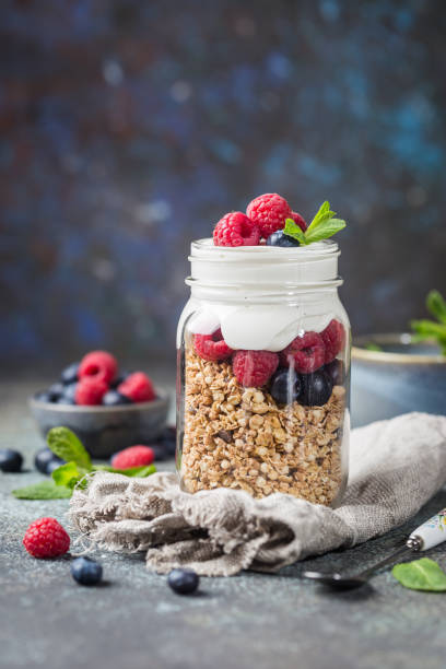 parfait de granola com bagas - jar oatmeal granola glass - fotografias e filmes do acervo