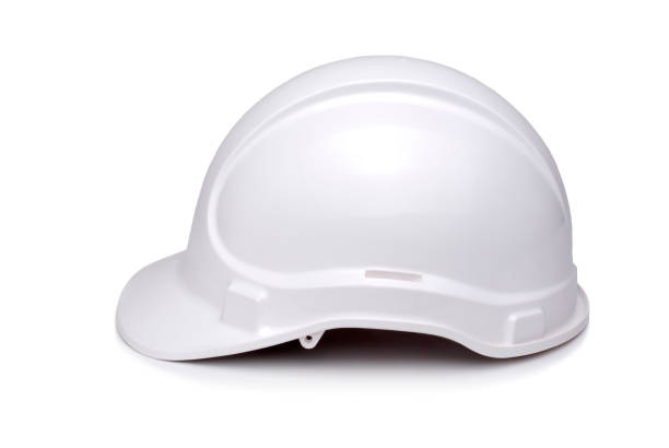 cappello rigido bianco visto di lato e isolato su bianco. - white hardhat foto e immagini stock