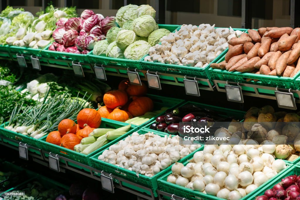 セルフサービスのスーパーマーケットで新鮮な野菜を解凍。 - スーパーマーケットのロイヤリティフリーストックフォト