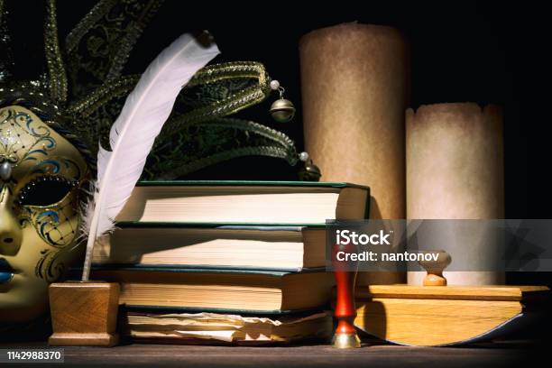 Foto de Teatro Literatura E Conceito Do Drama Máscara Venetian Com Inkwell Velho Pena Quill Rolos Livros E Selo Na Tabela De Madeira Vida Do Vintage Ainda e mais fotos de stock de Antigo