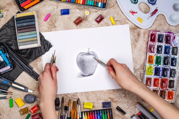 карандашный эскиз яблока - drawing sketch artist charcoal drawing стоковые фото и изображения