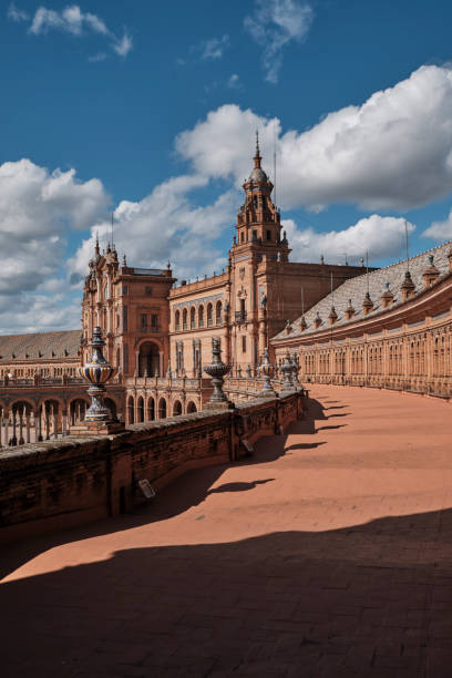 la plaza principal de andalisia sevilla plaza de espana españa. elemento cerámico decorativo - plaza de espana seville victorian architecture architectural styles fotografías e imágenes de stock