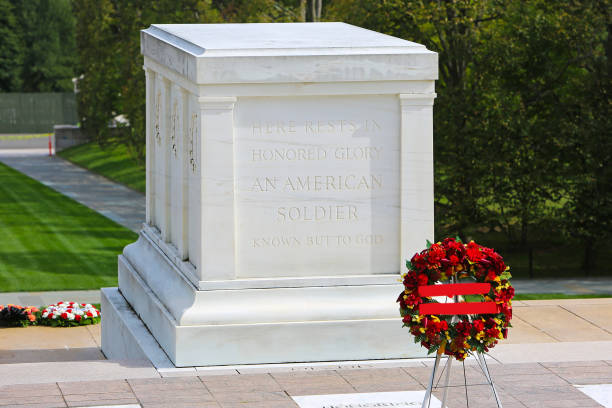 tumba del soldado desconocido - arlington virginia cemetery arlington national cemetery national landmark fotografías e imágenes de stock