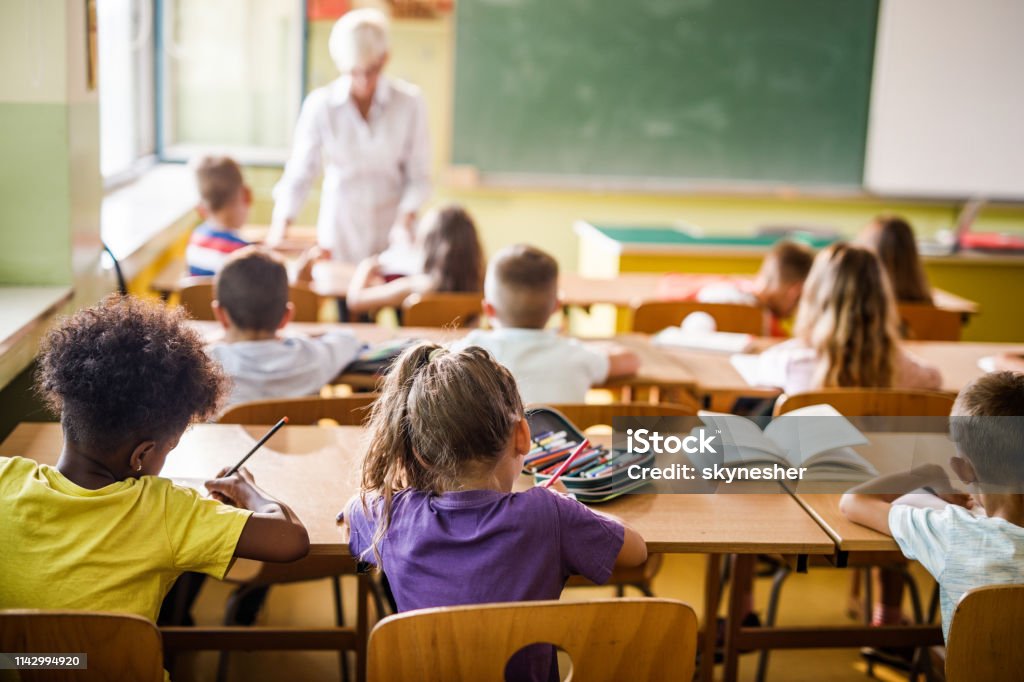 Blick auf Grundschüler, die eine Klasse im Klassenzimmer besuchen. - Lizenzfrei Klassenzimmer Stock-Foto