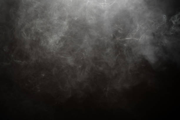 el humo contra el fondo negro - niebla fotografías e imágenes de stock