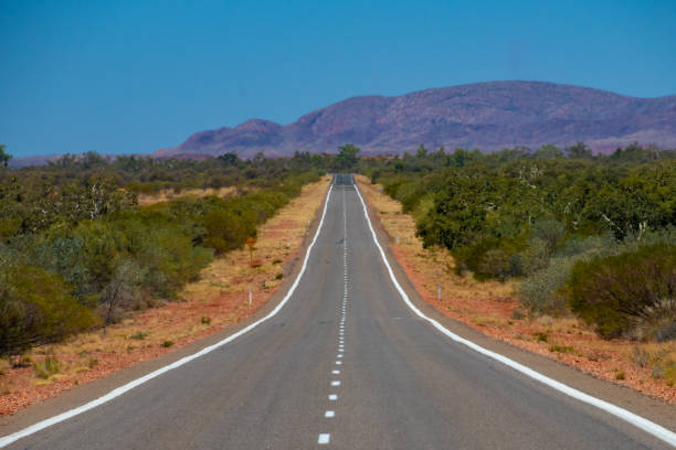пустая горячая дорога в западной австралии, ведущая к национальному парку кариджини - mount tom стоковые фото и изображения