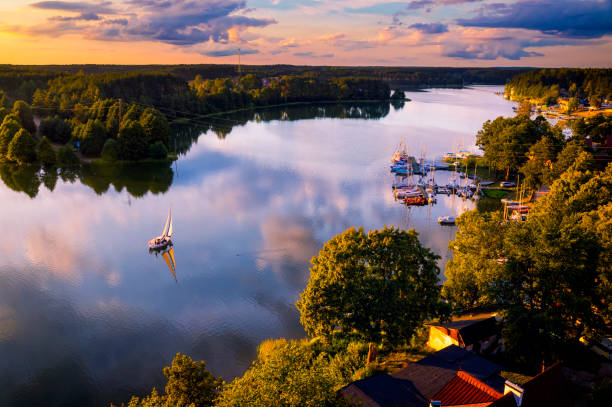 vacaciones en polonia-vacaciones con un veleros junto al lago - masuren fotografías e imágenes de stock