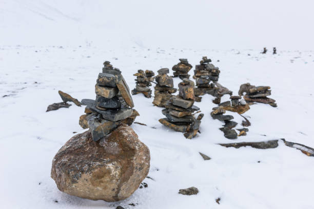 pietre mani sul innevato passo di montagna nagenla (o la ghan la) sul nord della catena montuosa dei monti nyenchen tanglha, contea di damxung (dangxiaong), lhasa, tibet, cina. - ghan pass foto e immagini stock