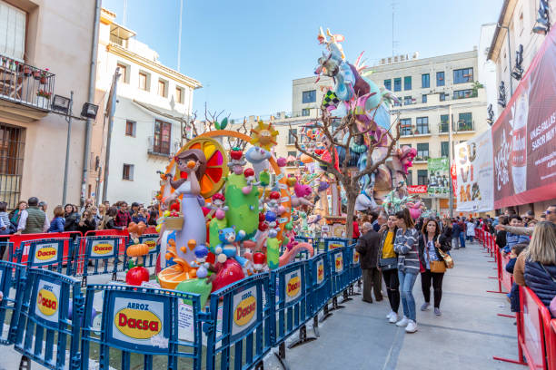 las fallas. falla na placu pilar, 2019. motyw harlequin. valencia, hiszpania. - jester circus clown statue zdjęcia i obrazy z banku zdjęć