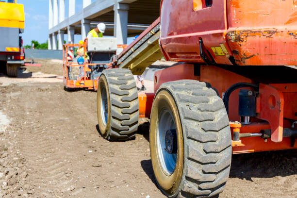 pracownik zarządza zbieraczem wiśni na placu budowy - crane mobile crane derrick crane construction vehicle zdjęcia i obrazy z banku zdjęć