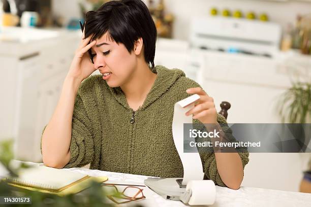 Joven Mujer De Raza Mixta Agonizing Sobre Financiación En La Cocina Foto de stock y más banco de imágenes de 20 a 29 años