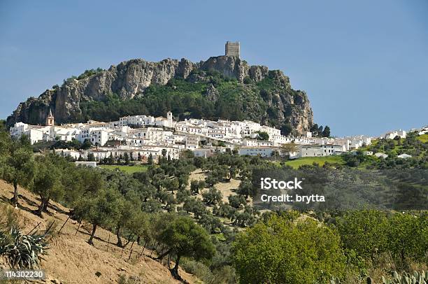 Zahara De La Sierra - Fotografias de stock e mais imagens de Cidade Pequena - Cidade Pequena, Oliveira, Castelo