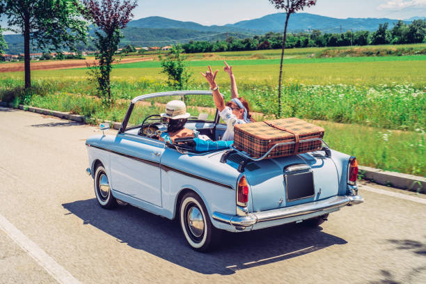 mujeres maduras en un viaje por carretera - couple mature adult europe travel fotografías e imágenes de stock