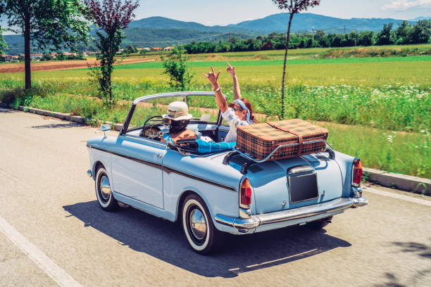 femmes matures sur un road trip - suitcase retro revival women old fashioned photos et images de collection