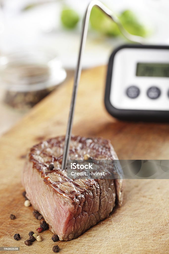 Controlo da temperatura no interior de Carne de Vaca - Royalty-free Termómetro Foto de stock