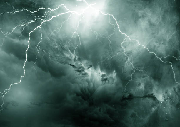 하늘은 번개와 천둥에 의해 잘라 어두운 구름으로 덮여 있다. 폭풍 접근. - hurricane storm wind disaster 뉴스 사진 이미지