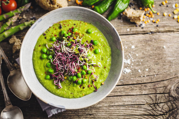 sopa cremosa da ervilha verde na bacia - eating utensil green pea vegetarian food organic - fotografias e filmes do acervo