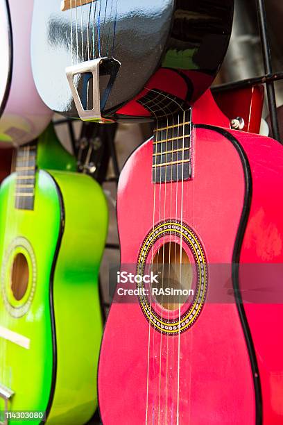 Guitarras Colorido - Fotografias de stock e mais imagens de Brinquedo - Brinquedo, Coleção, Colorido