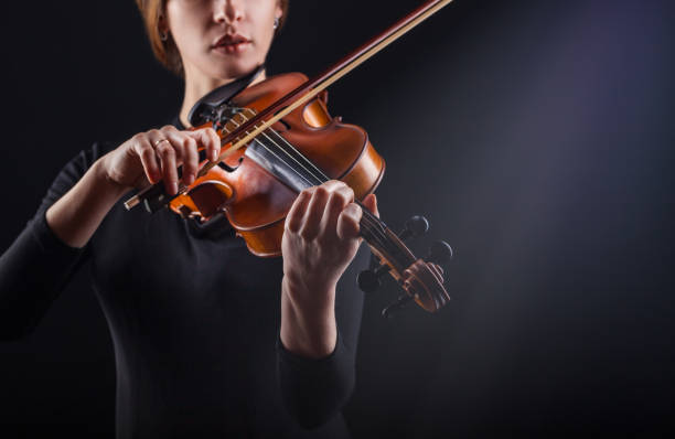 violinista - violin women violinist music fotografías e imágenes de stock
